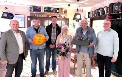 Dank an langjährigen Vorsitzenden Gertmann Sude (2. v. rechts) und seine Frau Brigitte