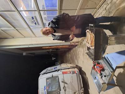 Nick Albrecht versorgt alle Anwesenden gut mit Bratwurst