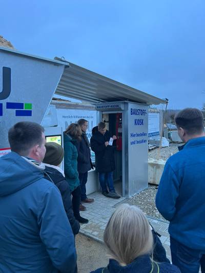 NARU-Beton Gesch&auml;ftf&uuml;hrer und Fraktionsmitglied Nick Albrecht erl&auml;utert die Funktionsweise der Betontankstelle