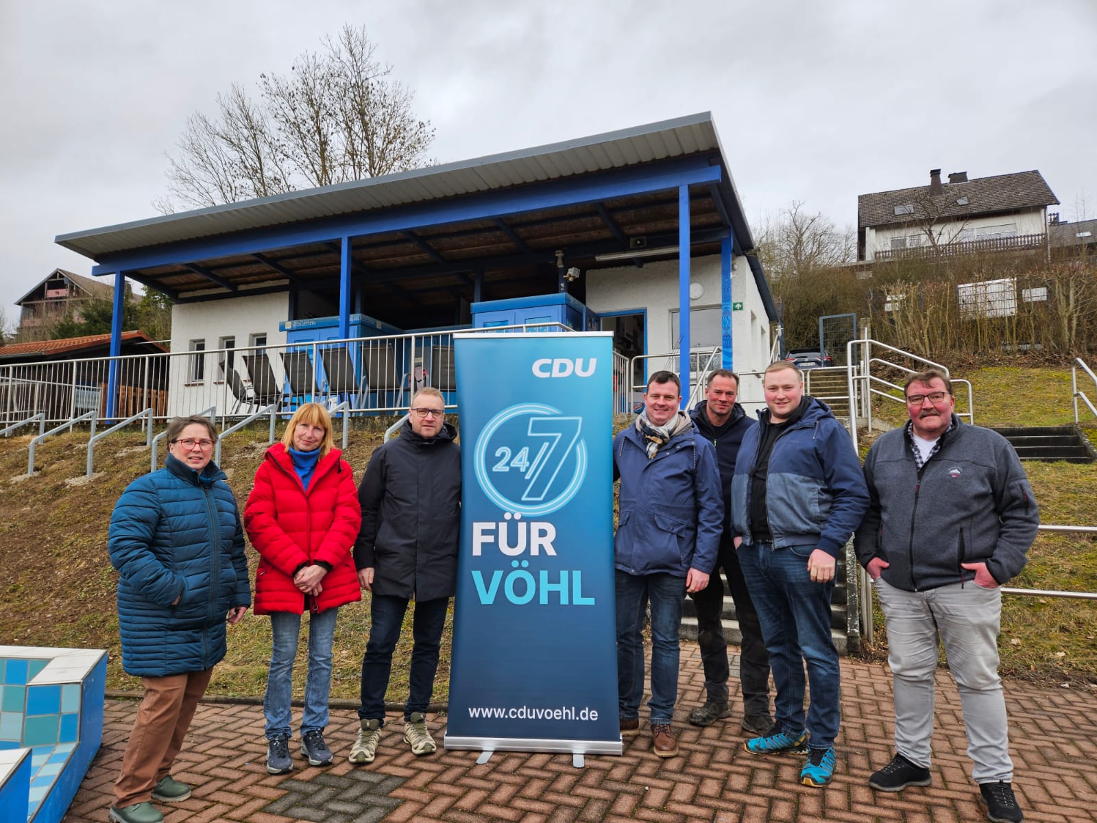 1. Vorsitzende des F�rderverein Schwimmbad Marienhagen e.V. Birgit Bracht-Fisseler (2. v.l.) mit den Mitgliedern der V�hler CDU Ulrike Klein, Matthias Kubat, Martin Obst, Moritz Kubat, Johannes Hamel, Andreas Schimana (von links) 
