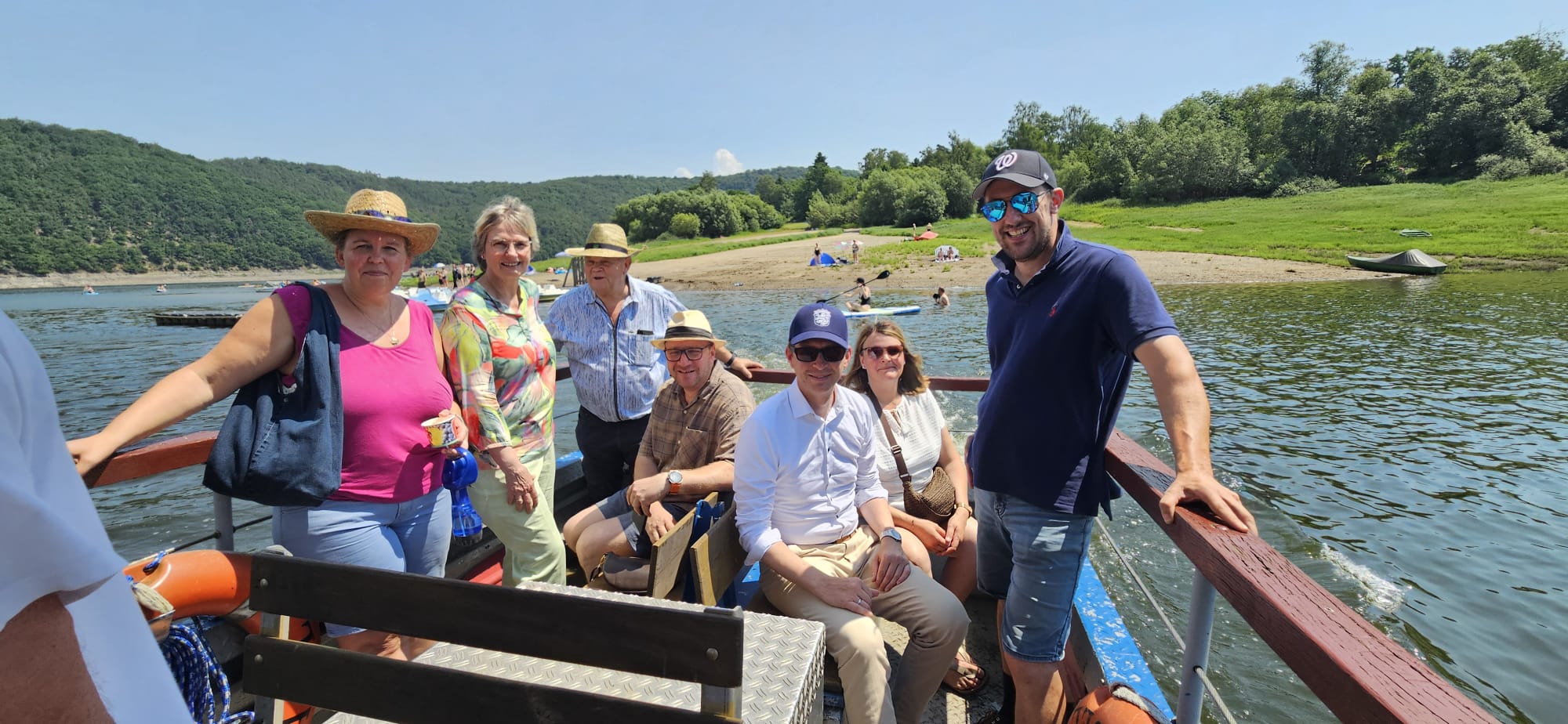 Eine �berfahrt mit der F�hre von Asel S�d zum Aselstein ist einen Ausflug an den Edersee wert. 